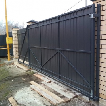 Металлические откатные ворота в частный дом 2900x2500