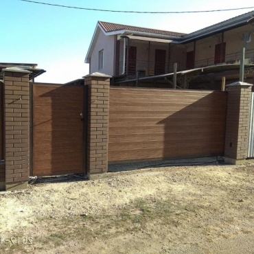 Откатные ворота с калиткой из сендвич-панелей 3000x2500